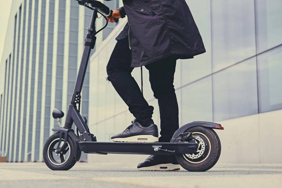 Hulajnoga elektryczna Frugal Impulse srebrno czarna jako stylowy środek transportu