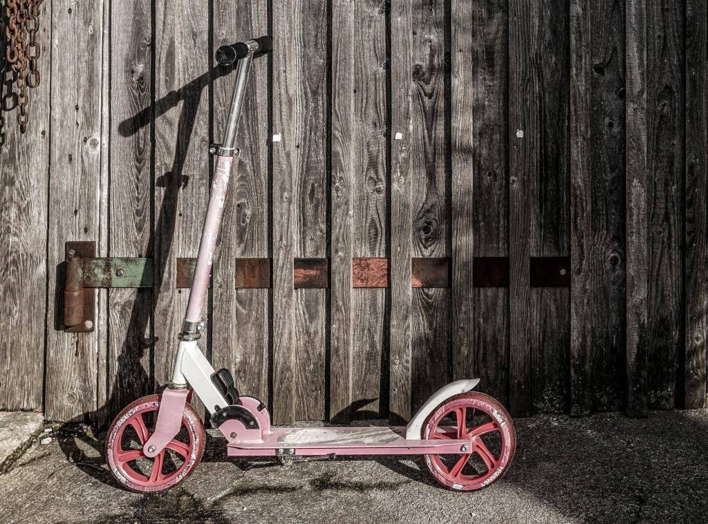 Hulajnoga elektryczna Segway Kickscooter F65i jako nowy sposób na miejskie podróże