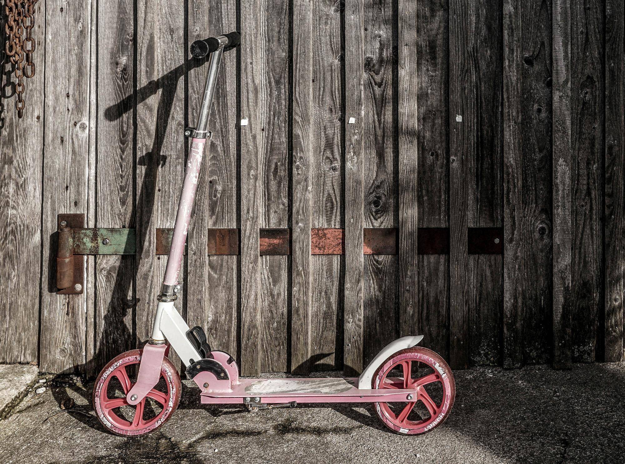 Hulajnoga elektryczna Segway Kickscooter F65i jako nowy sposób na miejskie podróże